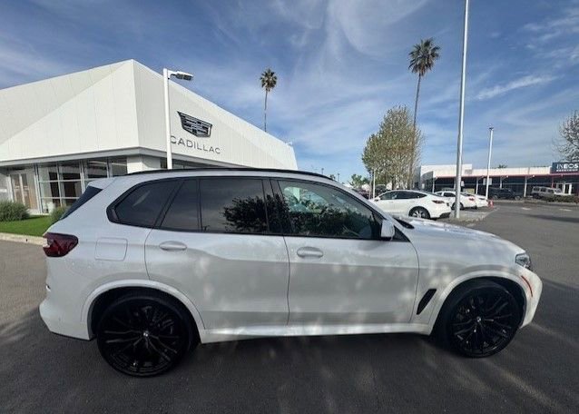 Used 2022 BMW X5 xDrive40i w/ M Sport Package image 4