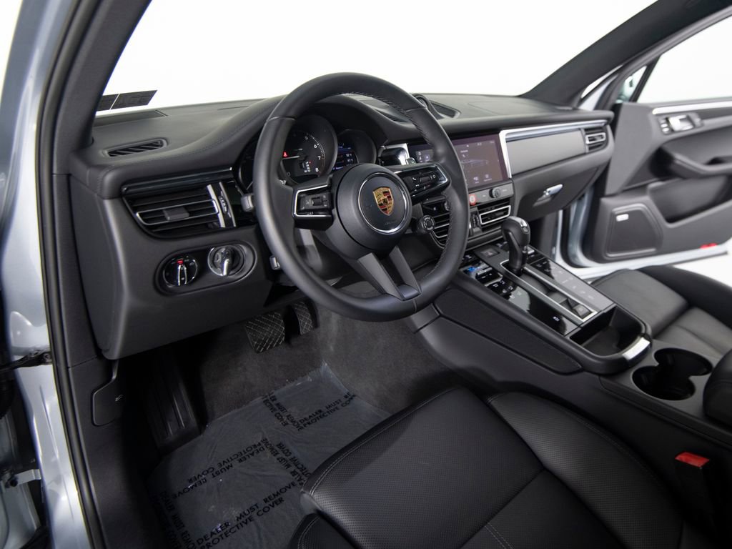 Certified 2026 Porsche Macan AWD/4WD image 4