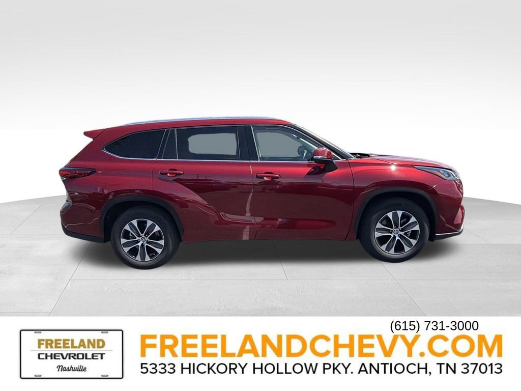 Used 2020 Toyota Highlander XLE FWD image 2