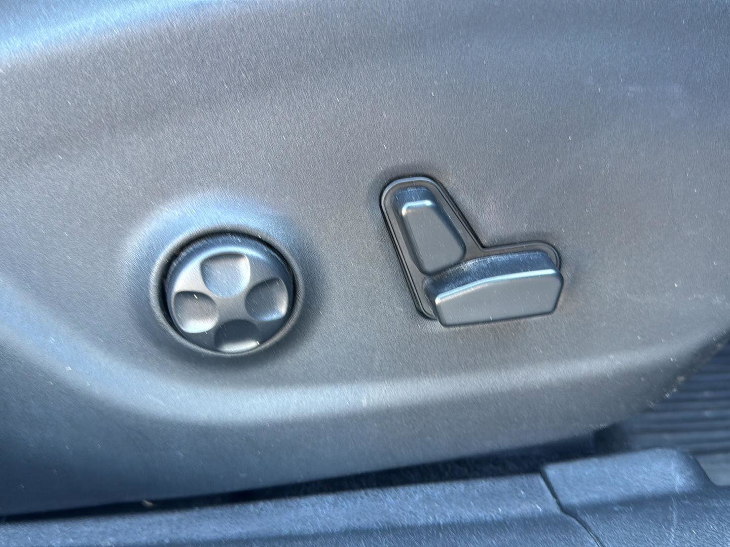 Used 2019 Jeep Cherokee Overland w/ Technology Group image 17