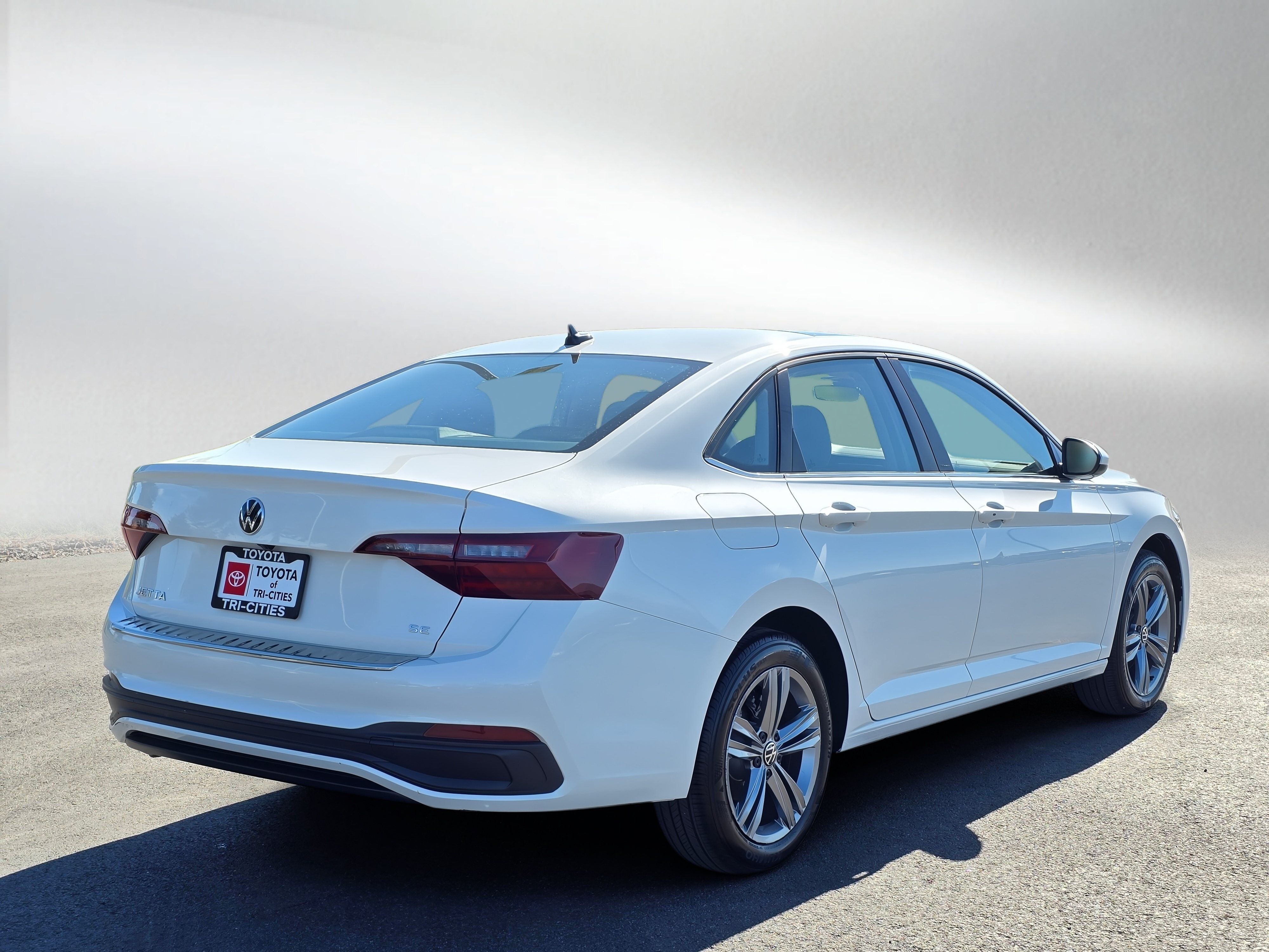 Used 2024 Volkswagen Jetta SE w/ Panoramic Sunroof Package FWD image 4