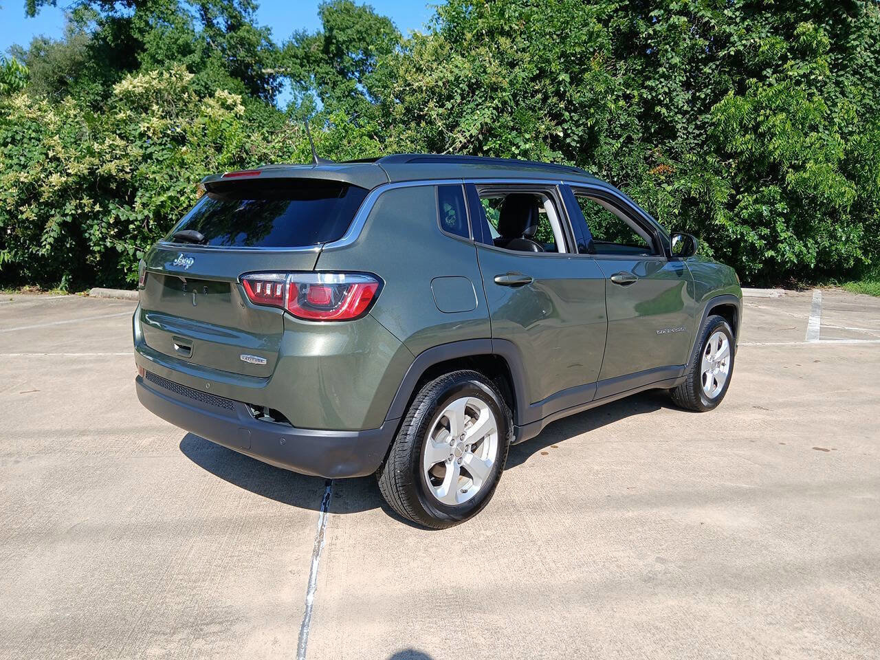 Used 2017 Jeep Compass Latitude w/ Popular Equipment Group FWD image 8