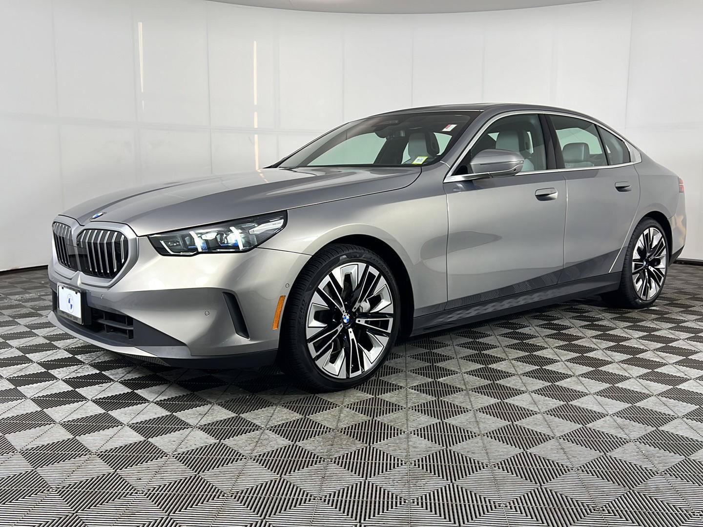 Certified 2024 BMW 540i xDrive w/ Premium Package AWD/4WD image 12