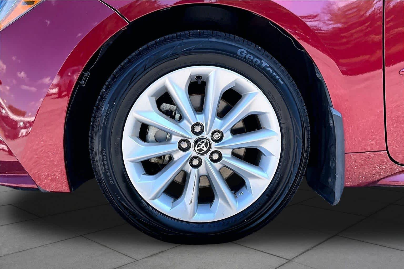 Used 2022 Toyota Corolla LE w/ LE Convenience Package FWD image 11