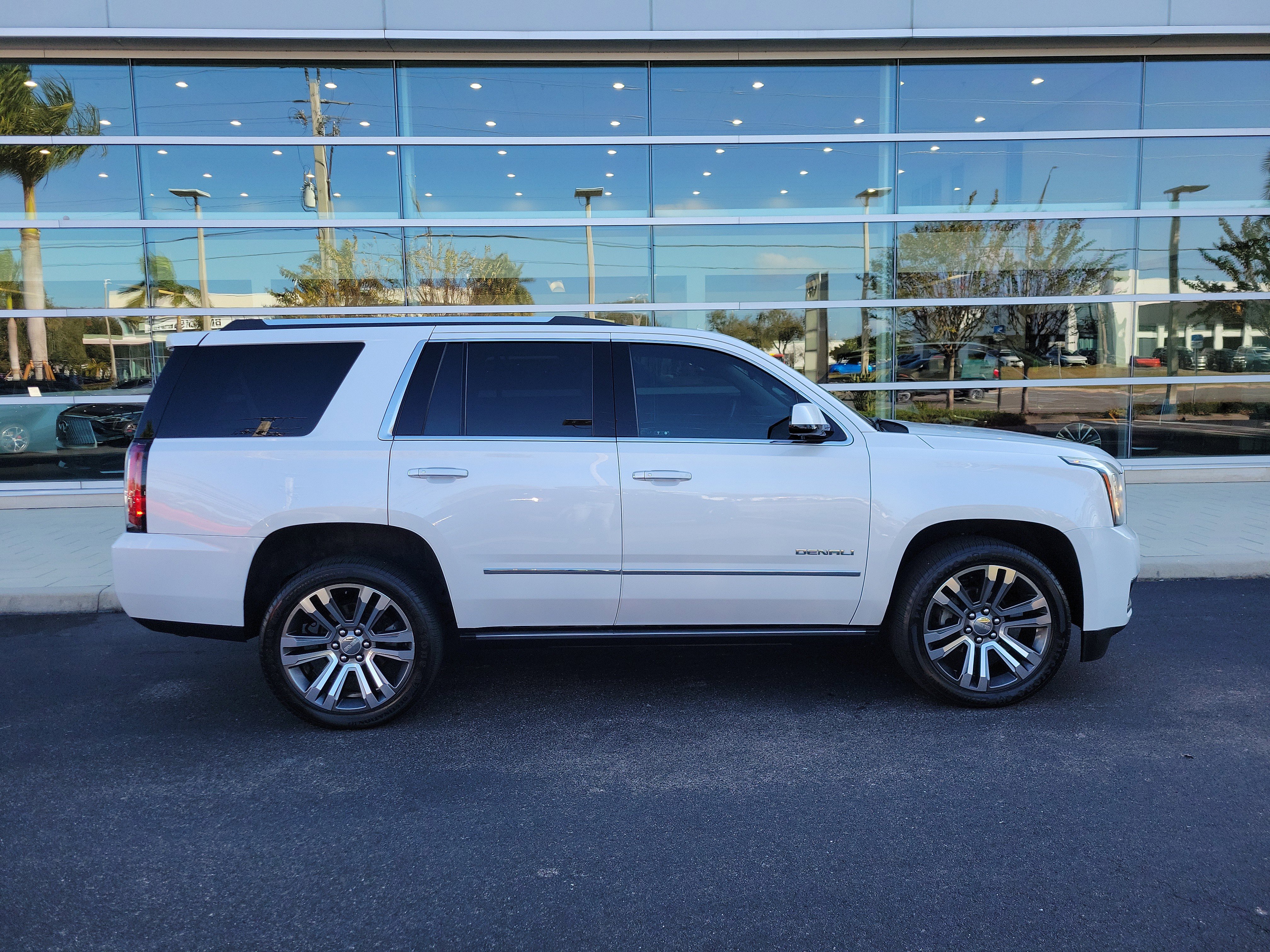 Used 2019 GMC Yukon Denali image 3