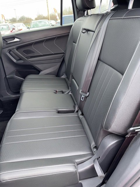 Used 2022 Volkswagen Tiguan SE R-Line image 9