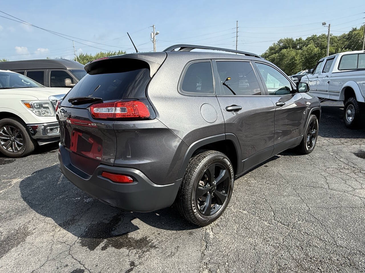 Used 2018 Jeep Cherokee Latitude w/ Altitude Package FWD image 5