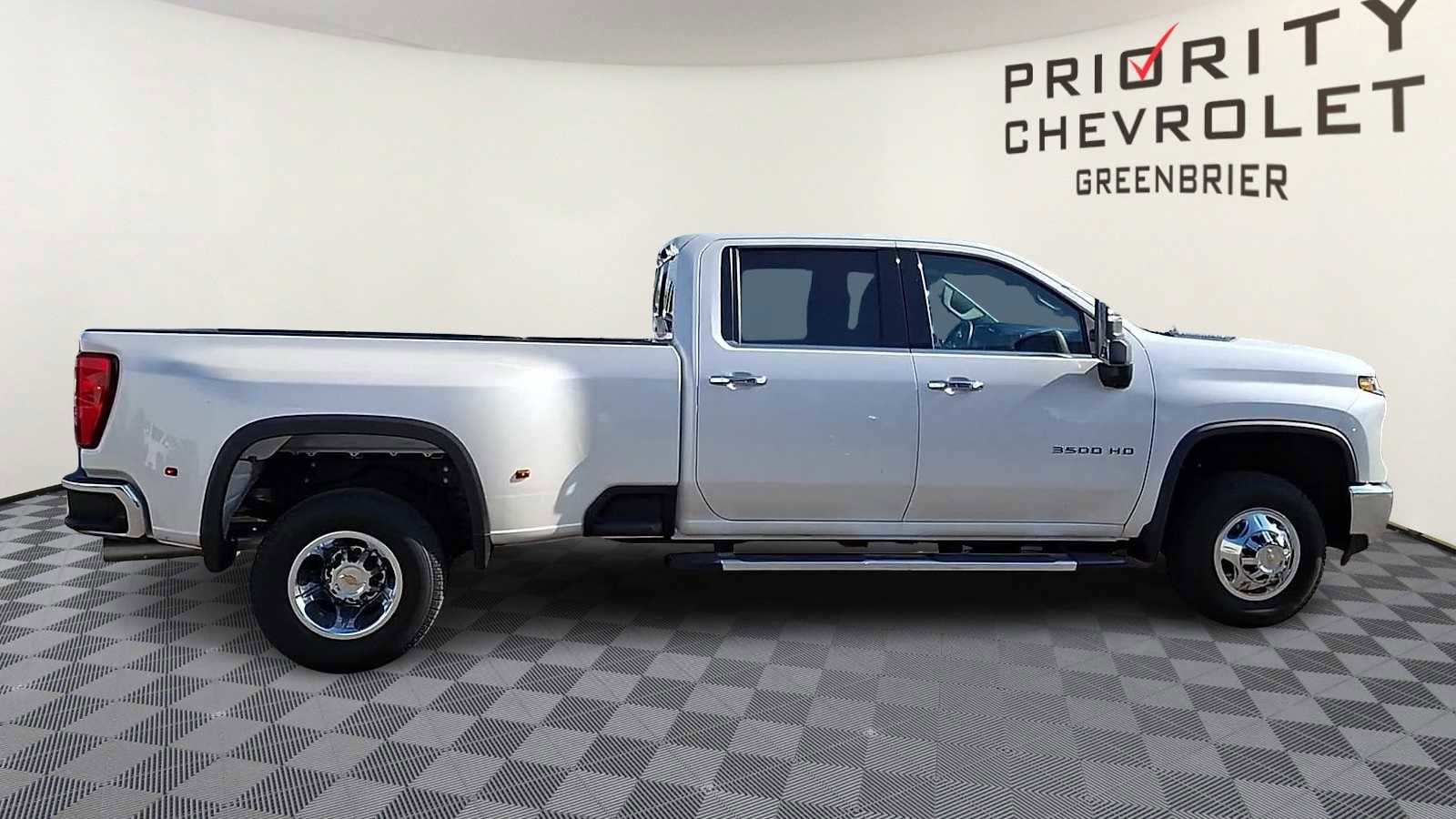Used 2024 Chevrolet Silverado 3500 LTZ w/ LTZ Convenience Package image 9