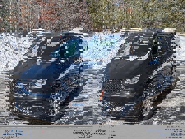 Used 2024 Chrysler Pacifica Touring-L image 1