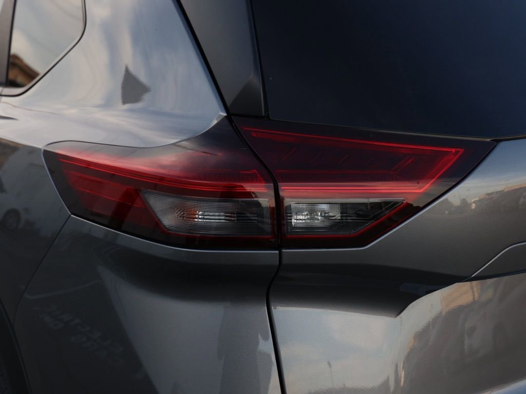 Used 2024 Nissan Rogue SV image 7