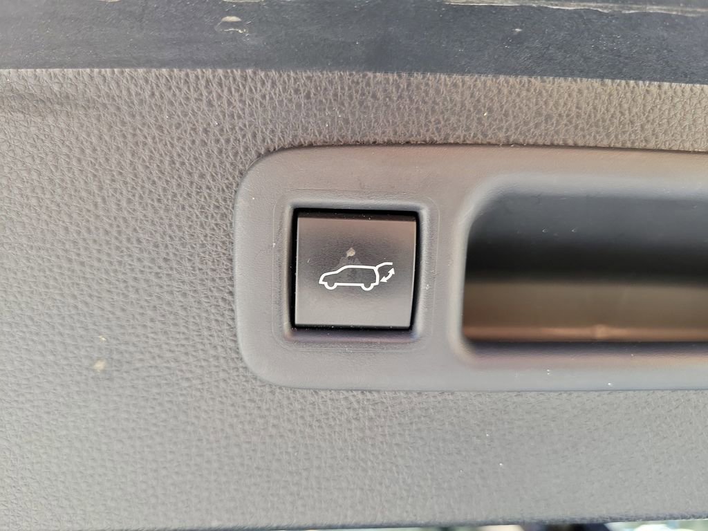 Used 2022 Toyota Highlander LE image 12