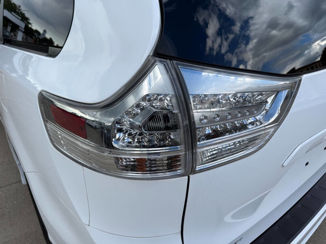 Used 2017 Toyota Sienna SE Premium image 19
