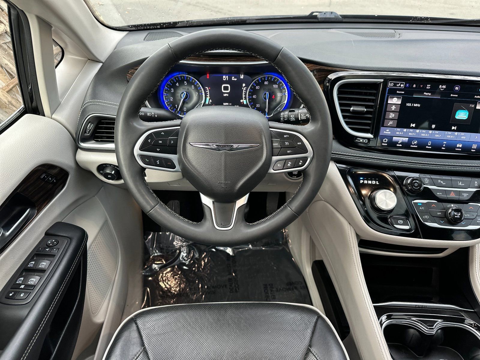 Used 2023 Chrysler Pacifica Limited image 15