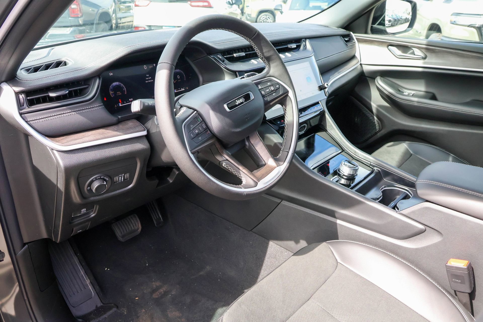 New 2026 Jeep Grand Cherokee Altitude image 3