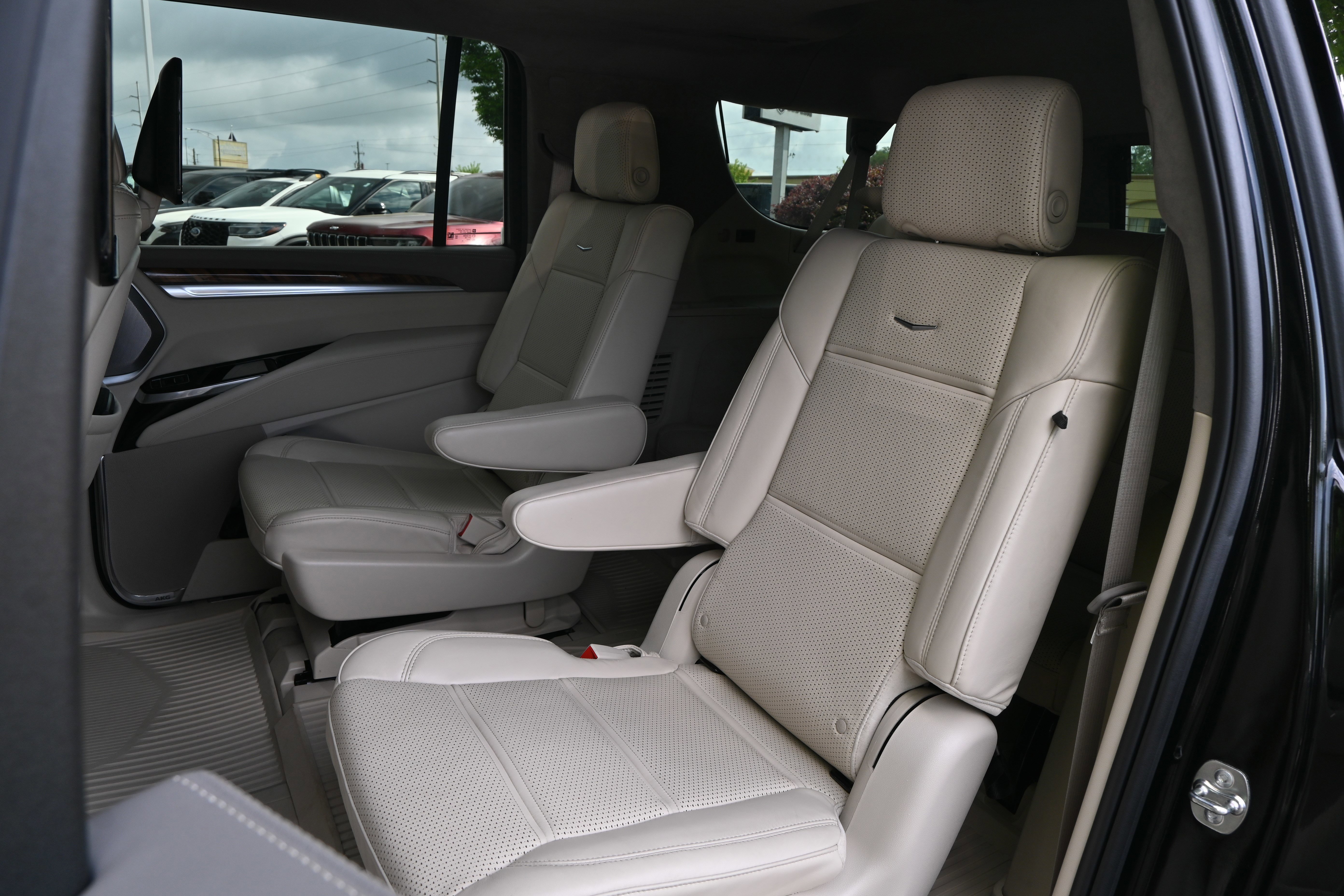 Used 2025 Cadillac Escalade ESV Sport Platinum w/ LPO, ONYX Package AWD/4WD image 35