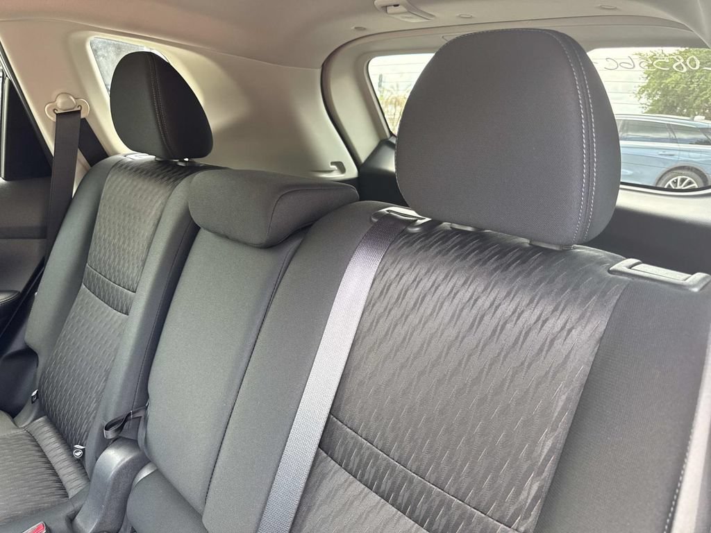 Used 2018 Nissan Rogue SV w/ Premium Package FWD image 14