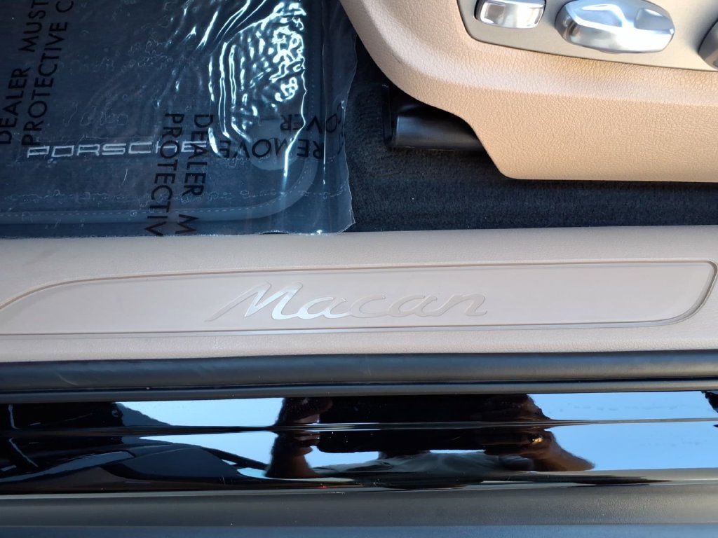 Certified 2026 Porsche Macan AWD/4WD image 18