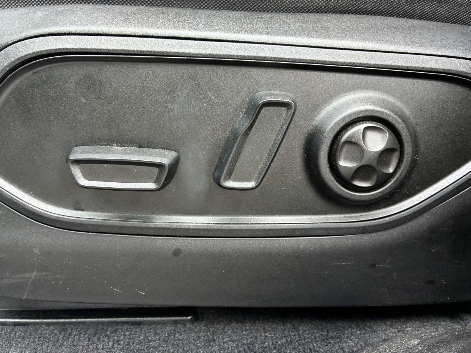 Used 2023 Jeep Grand Cherokee Laredo AWD/4WD image 18