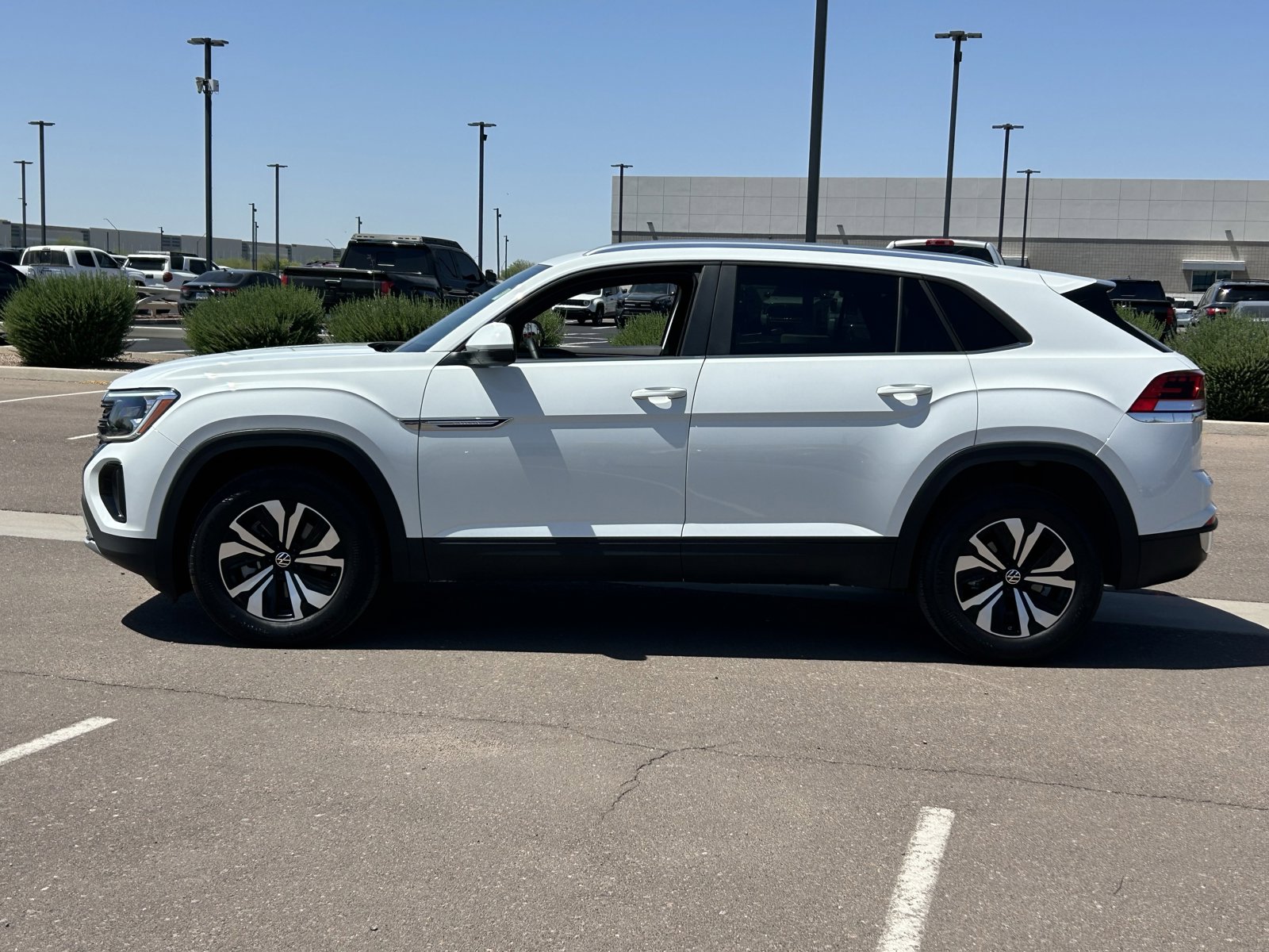 Used 2024 Volkswagen Atlas Cross Sport SE FWD image 2