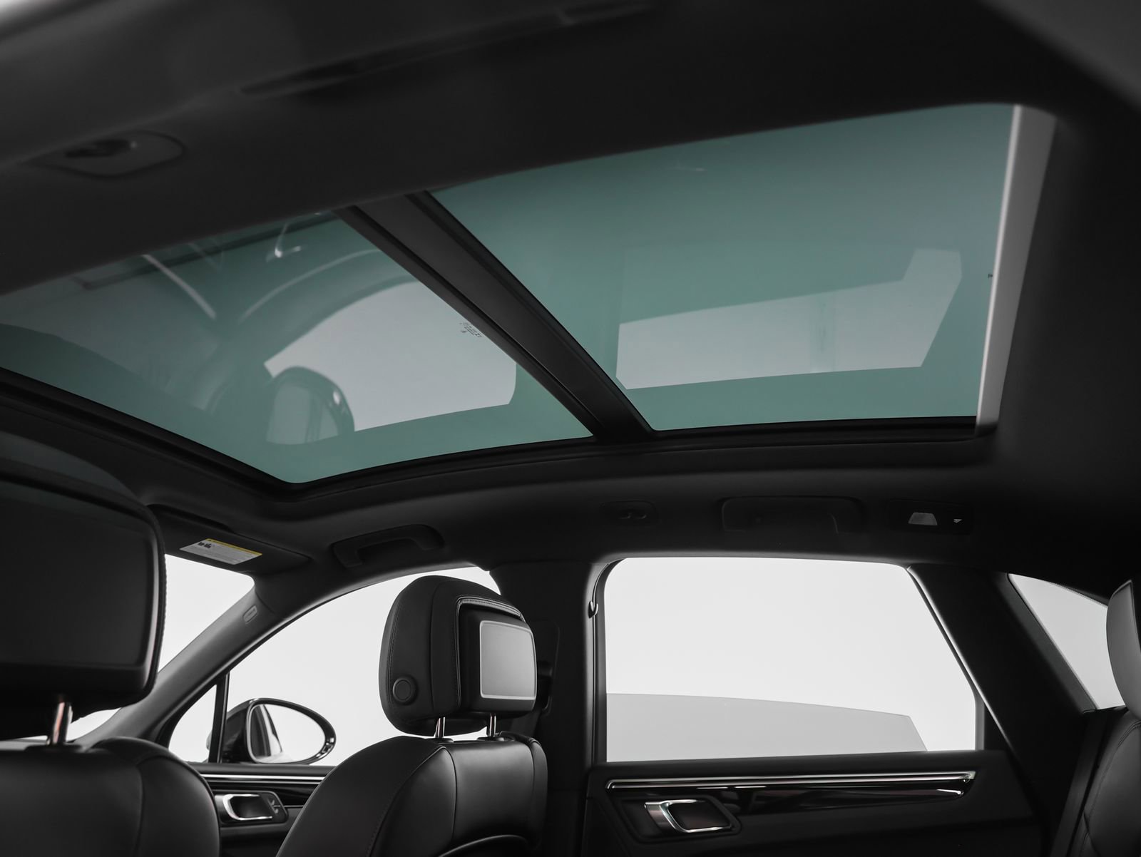 Certified 2023 Porsche Macan image 40