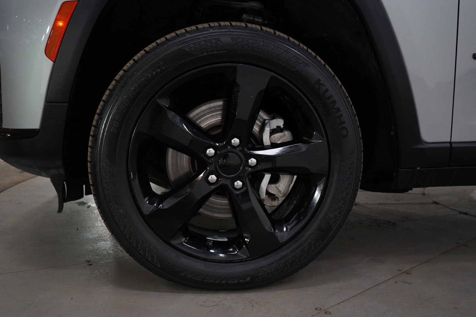 Used 2023 Jeep Grand Cherokee L Laredo image 32