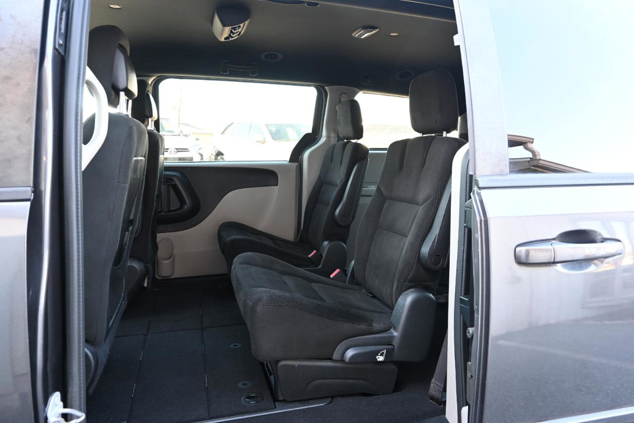 Used 2016 Dodge Grand Caravan SE image 15
