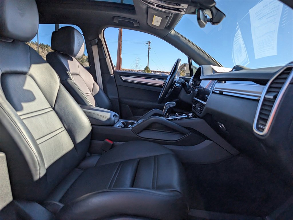 Used 2022 Porsche Cayenne Platinum Edition image 22