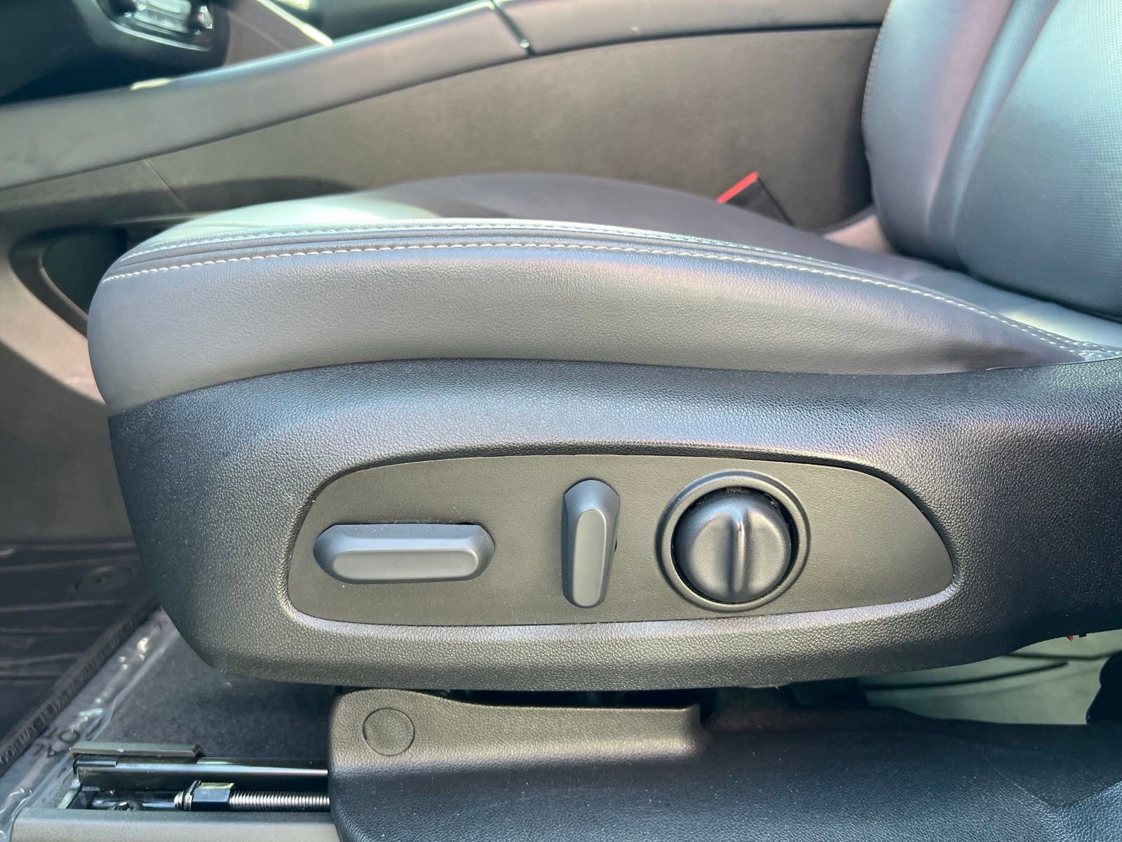 Used 2023 Buick Enclave Essence FWD image 27