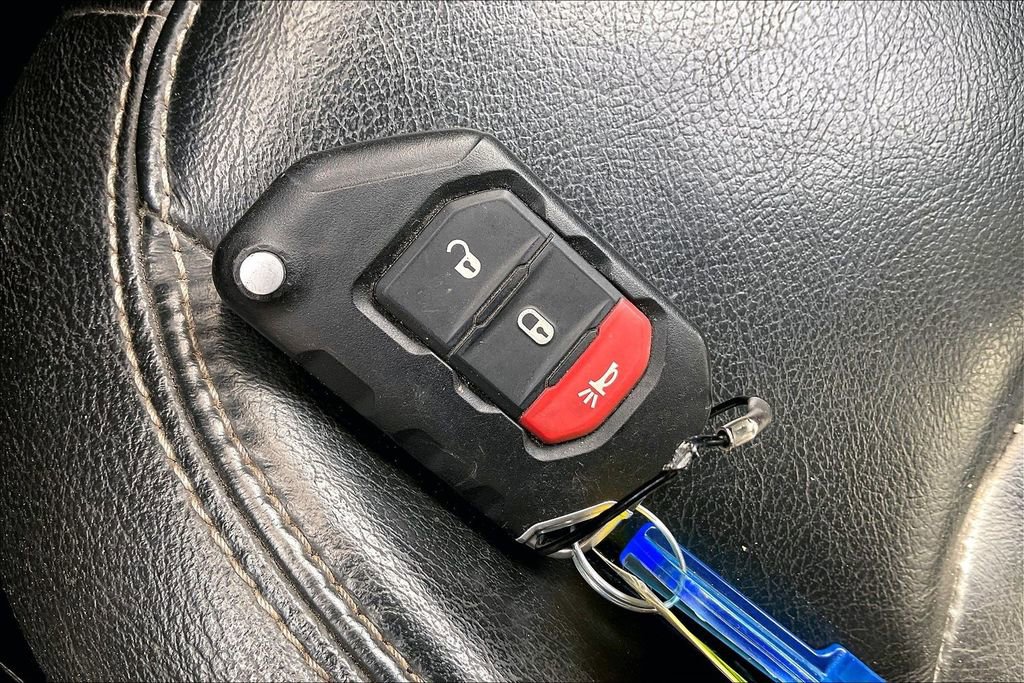 Used 2021 Jeep Wrangler Unlimited Sahara image 32