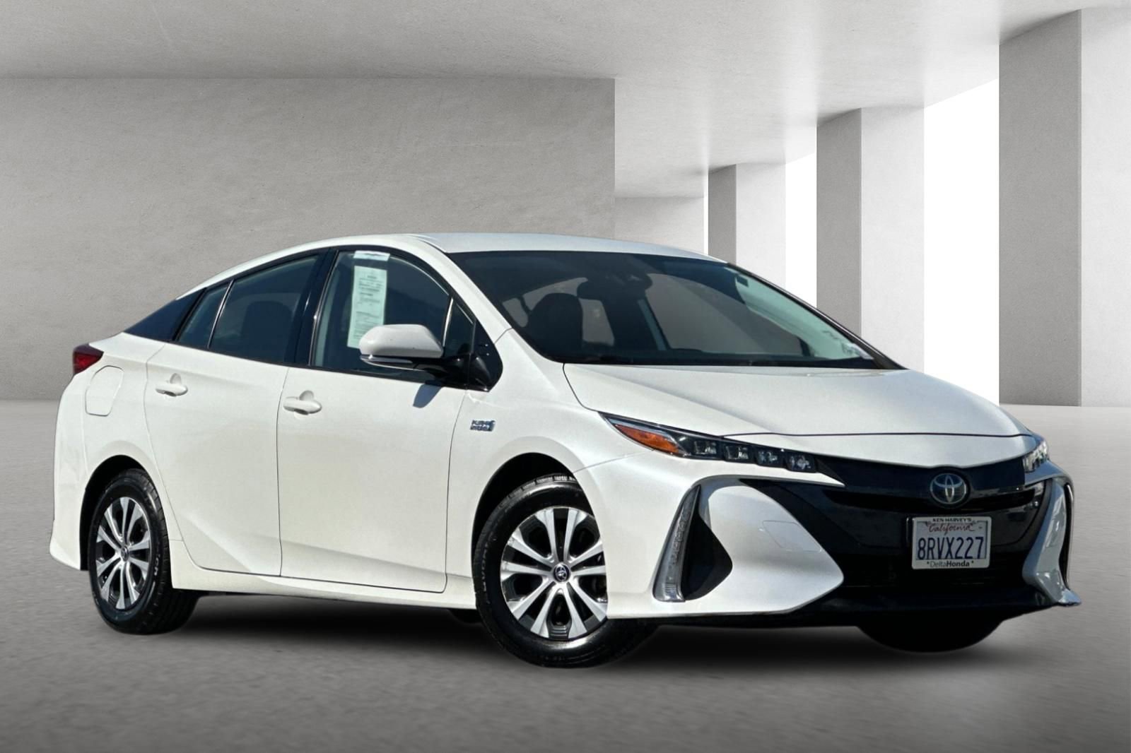 Used 2020 Toyota Prius Prime XLE image 2