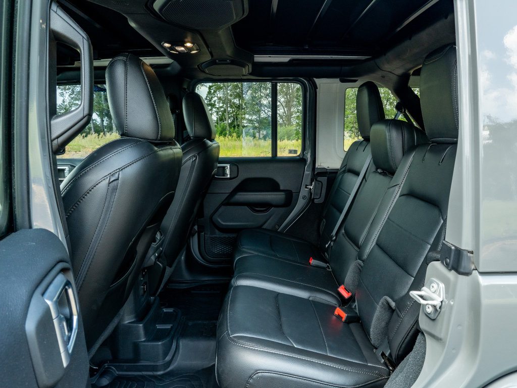 Used 2022 Jeep Wrangler Unlimited Sahara AWD/4WD image 14