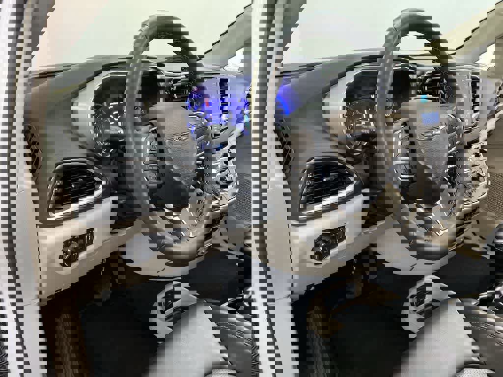 Used 2023 Chrysler Pacifica Touring-L image 2