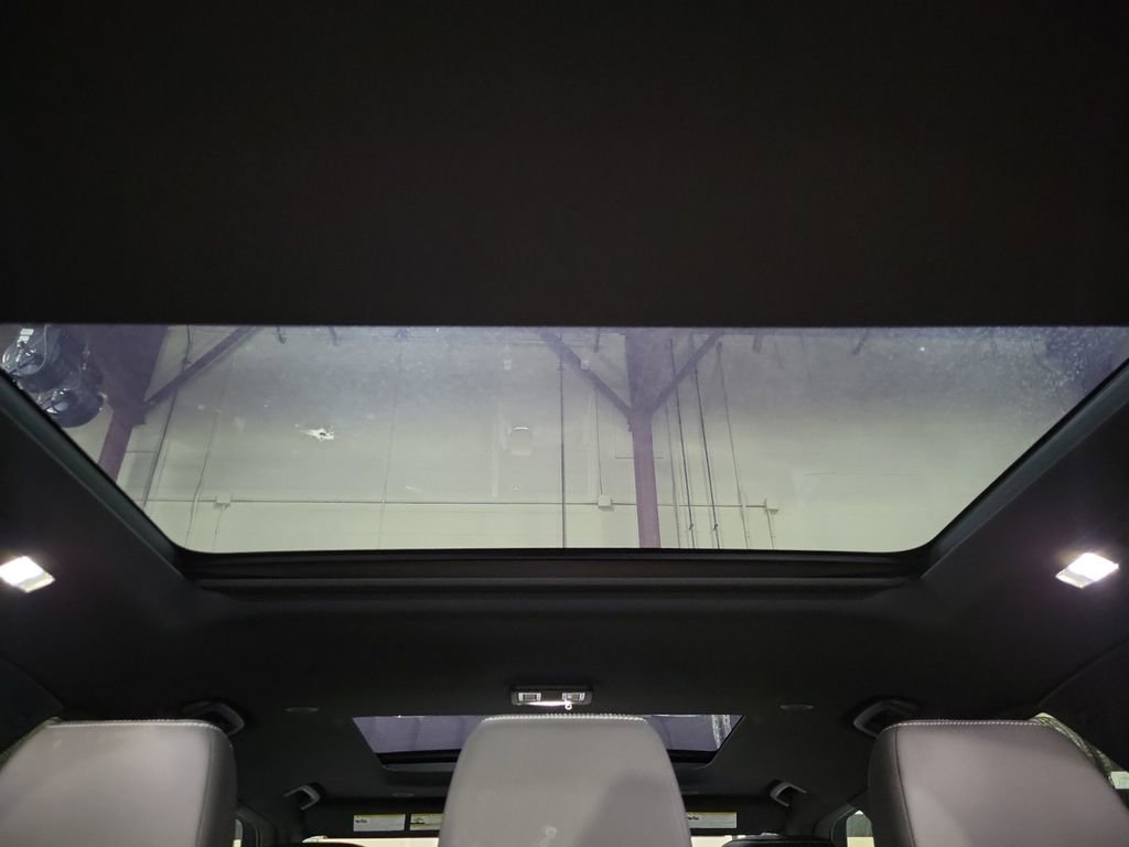 Certified 2024 Land Rover Discovery Dynamic SE image 28