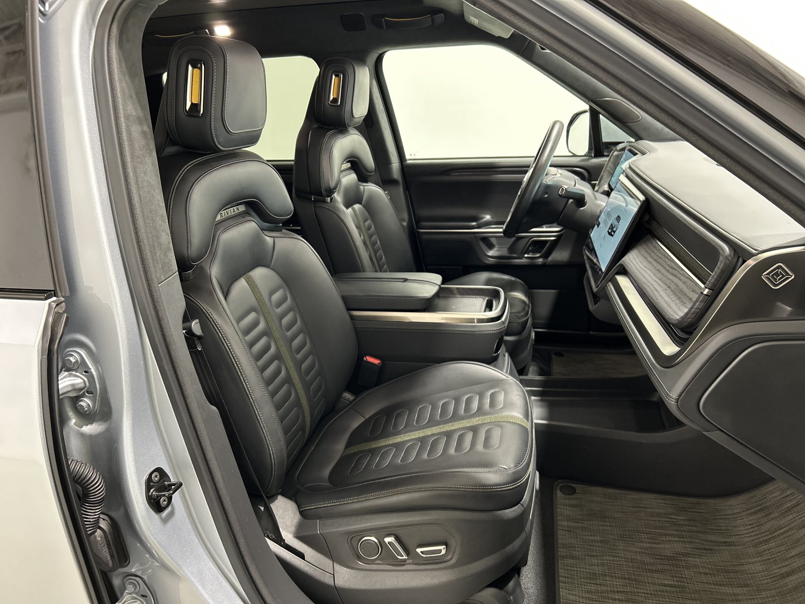 Used 2024 Rivian R1T Adventure AWD/4WD image 23