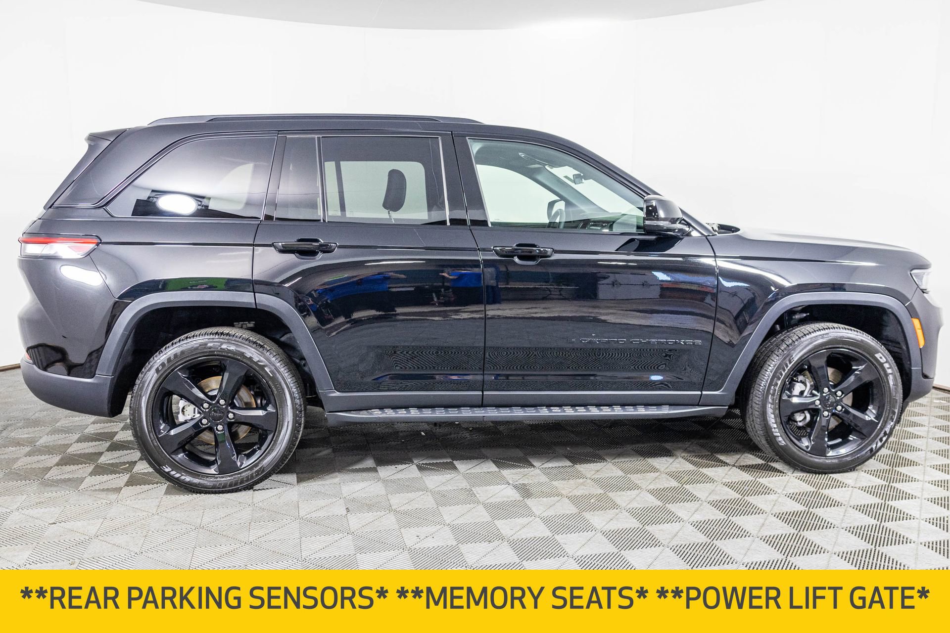 Used 2025 Jeep Grand Cherokee Altitude image 8