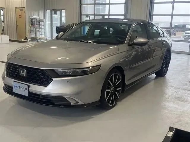 Used 2023 Honda Accord Touring image 6