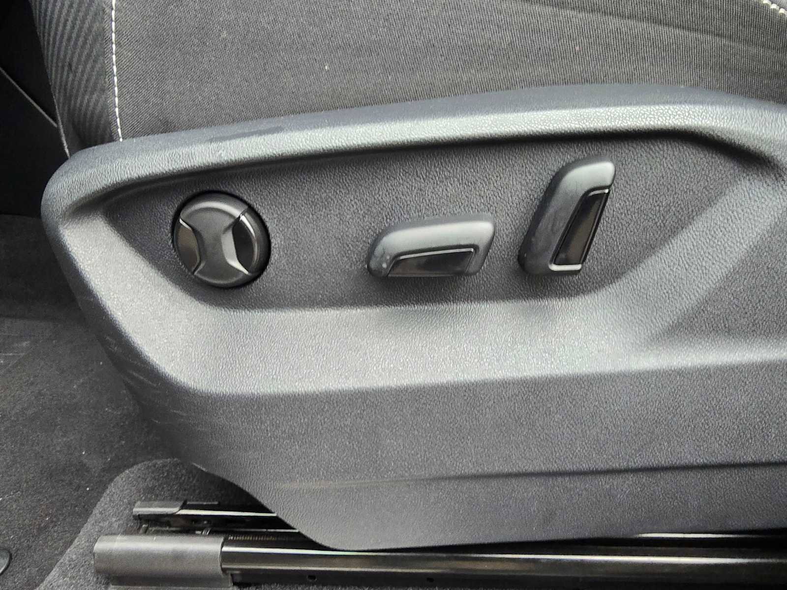 Used 2025 Volkswagen Atlas Cross Sport SE image 22