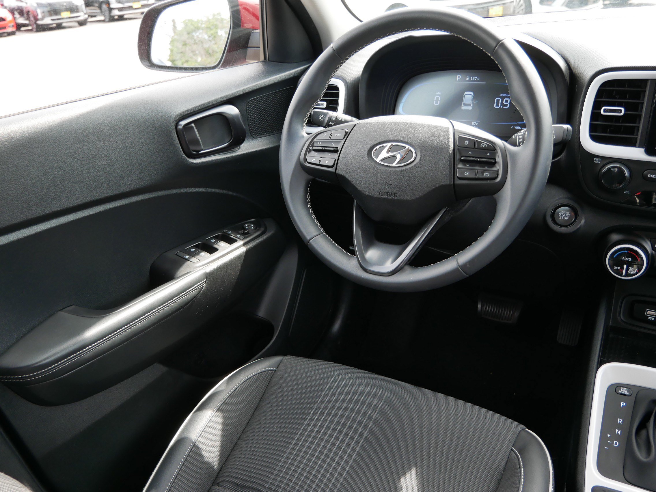 Used 2024 Hyundai Venue Limited FWD image 9
