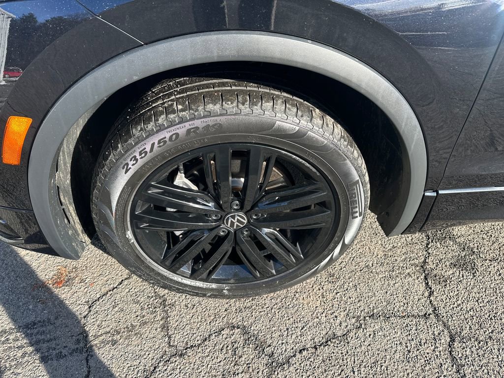 Certified 2022 Volkswagen Tiguan SE R-Line image 2