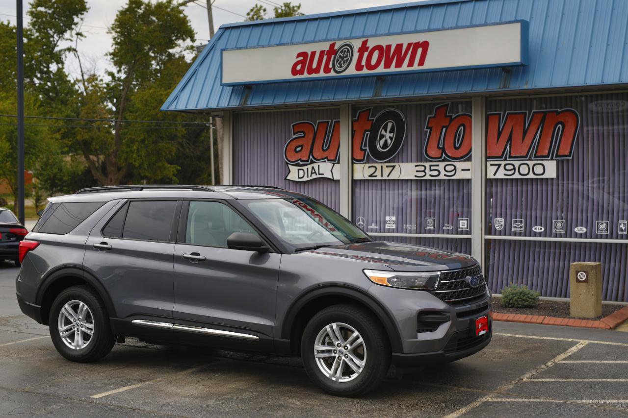 Used 2021 Ford Explorer XLT image 3