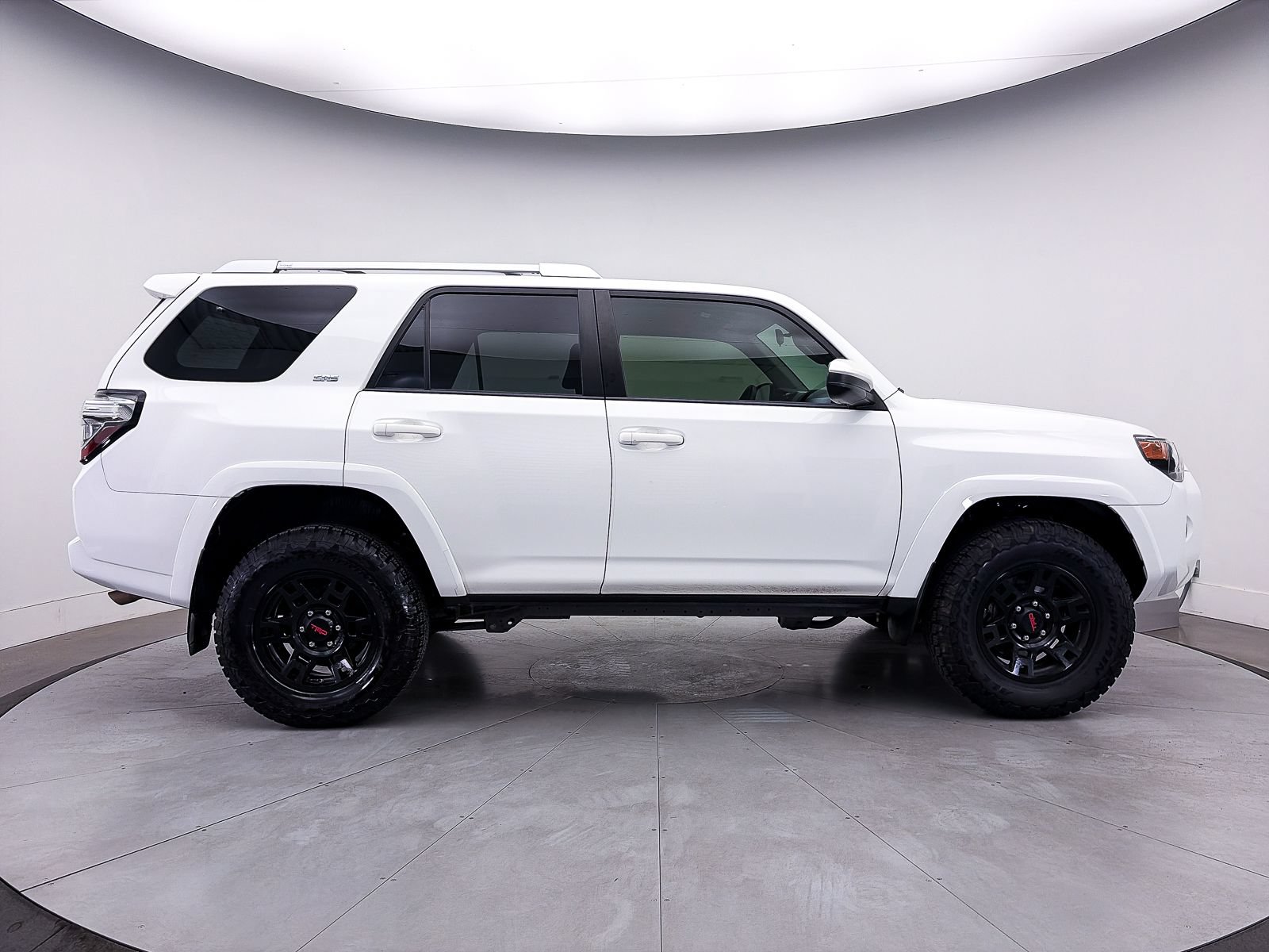 Used 2018 Toyota 4Runner SR5 AWD/4WD image 34