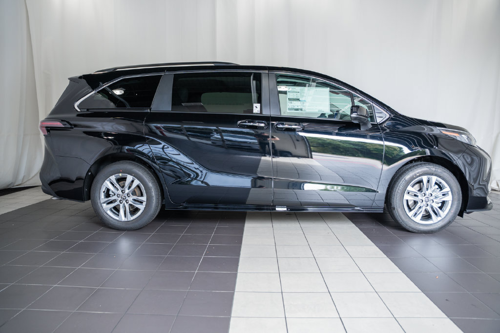 New 2026 Toyota Sienna XLE AWD/4WD image 3