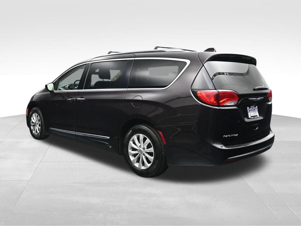 Used 2018 Chrysler Pacifica Touring-L FWD image 3