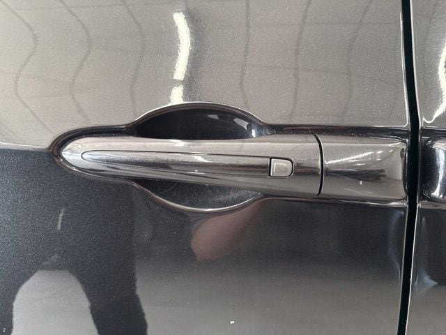 Used 2023 Chrysler Pacifica Touring-L FWD image 19