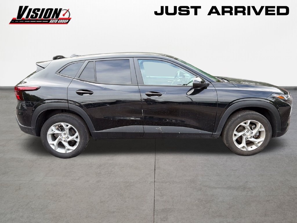 Used 2024 Chevrolet Trax LS w/ LS Convenience Package FWD image 4