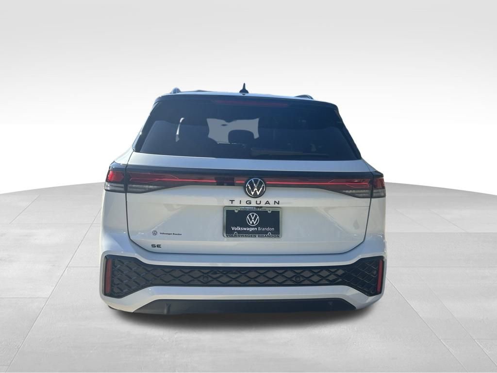 Certified 2025 Volkswagen Tiguan SE R-Line image 4