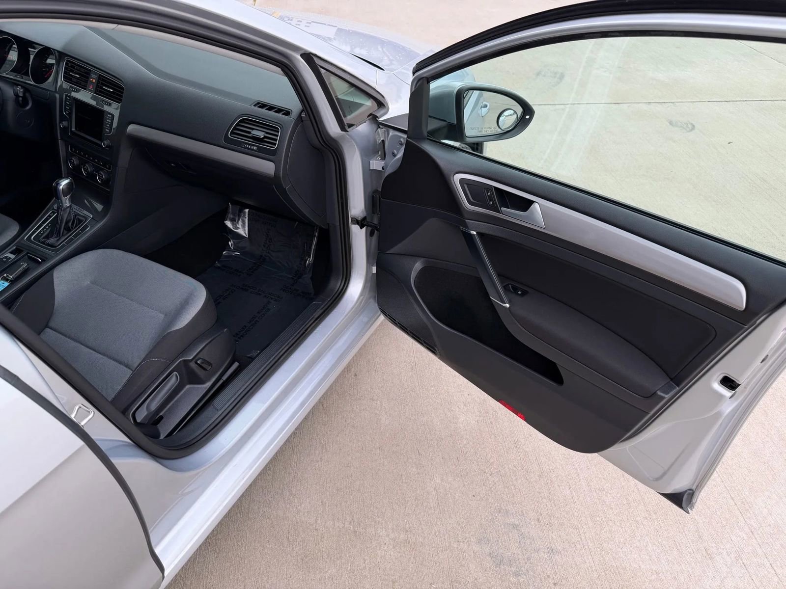 Used 2016 Volkswagen e-Golf SE image 18