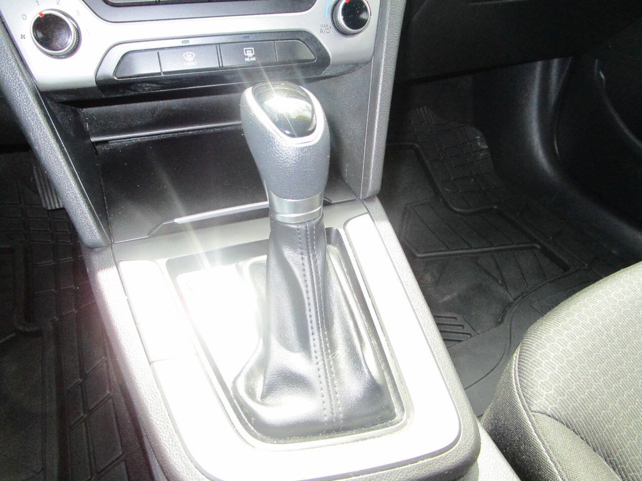 Used 2018 Hyundai Elantra SE image 11