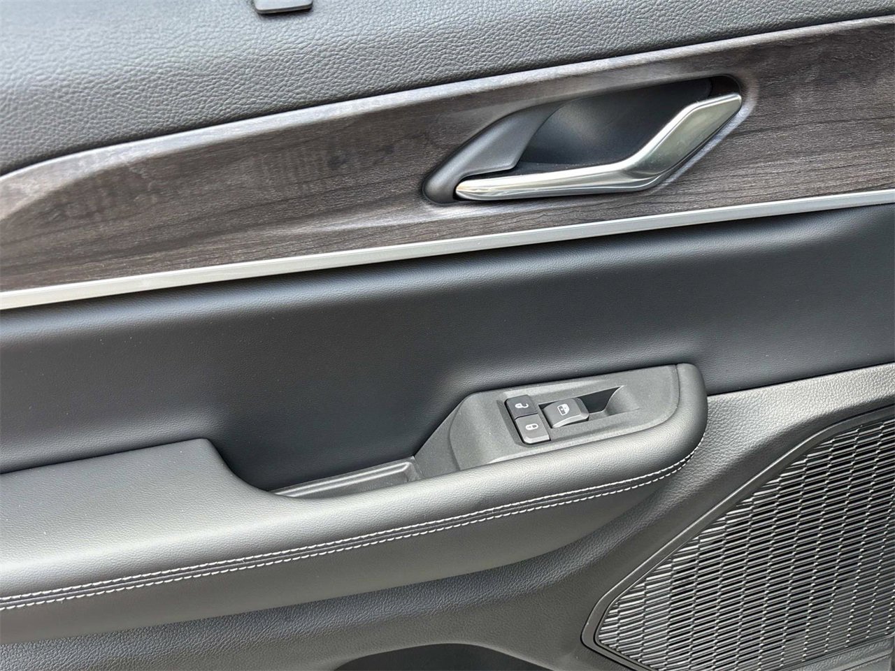 New 2025 Jeep Grand Cherokee Limited w/ Luxury Tech Group II image 32