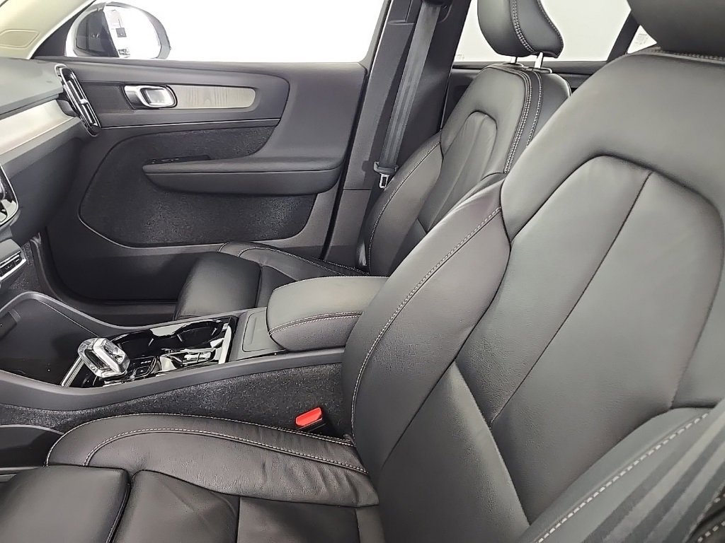 Certified 2023 Volvo XC40 B5 Plus w/ Protection Package Premier image 19